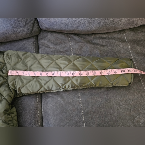 New with tags. Olive green quilted jacket with pockets and 1 inside pocket - Picture 9 of 11